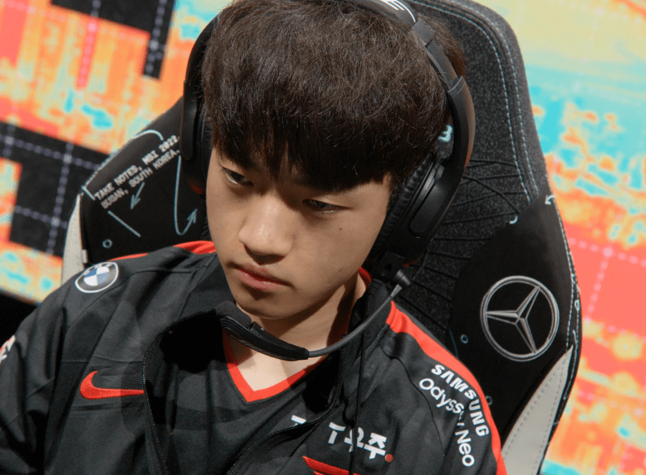 开云体育在线-T1翻盘V5，Keria单局斩获MVP焦点之战成都决赛之夜，点燃全场激情